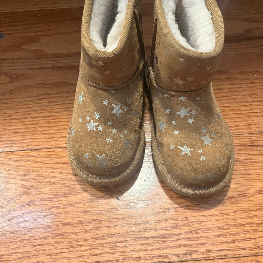 Chetnut Ugg boots with stars